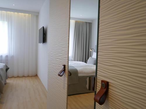 Ένα ή περισσότερα κρεβάτια σε δωμάτιο στο Hotel am Engelberg