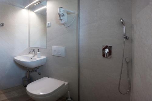 Bilik mandi di Villa Perun