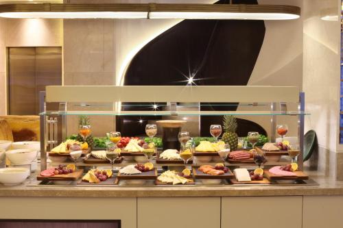 um buffet com muitos tipos diferentes de comida em Bentley Hotel Bosphorus - Special Class em Istambul