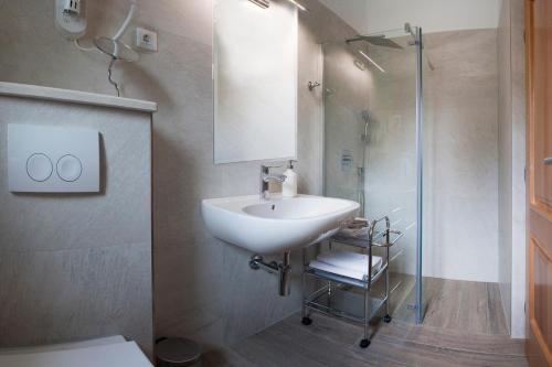 La salle de bains est pourvue d'un lavabo et d'une douche. dans l'établissement Villa Perun, à Ražanj