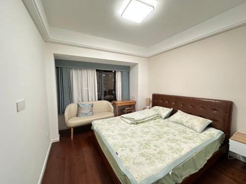 Ένα ή περισσότερα κρεβάτια σε δωμάτιο στο Huigu Apartment