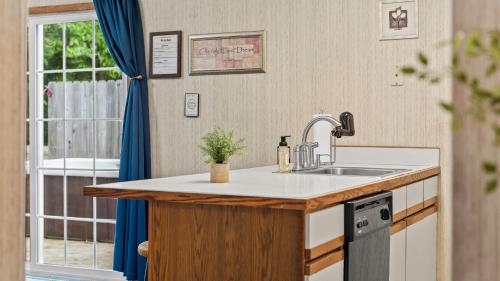un comptoir de cuisine avec un évier et une fenêtre dans l'établissement Harmony Ridge by AvantStay Fireplace Large Deck Forest Views, à Lake Harmony