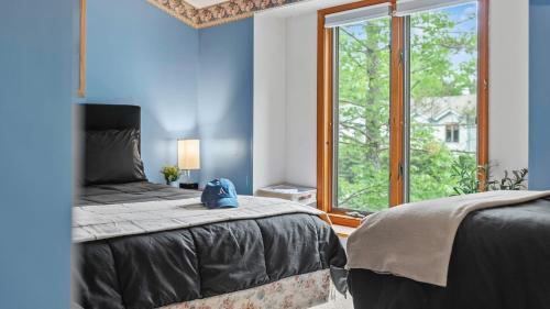 une chambre avec un lit et une grande fenêtre dans l'établissement Harmony Ridge by AvantStay Fireplace Large Deck Forest Views, à Lake Harmony