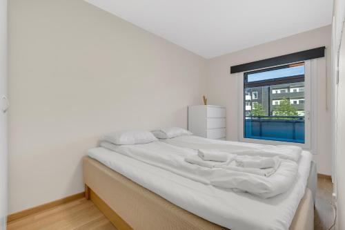 Giường trong phòng chung tại City apartment by Tromsøsundet