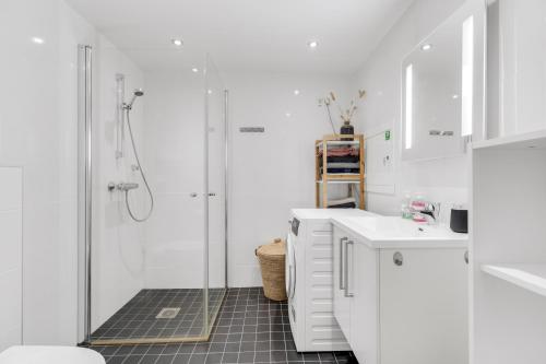 Phòng tắm tại City apartment by Tromsøsundet