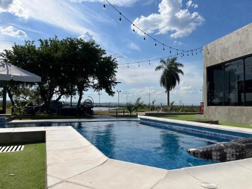 une piscine devant un immeuble dans l'établissement paraíso paraguayo, à San Bernardino