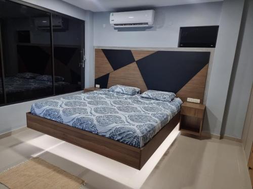 une chambre avec un lit avec une couette bleue dans l'établissement paraíso paraguayo, à San Bernardino