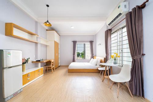 Apartamento pequeño con cama, mesa y cocina en Convinia - Free Pick Up, en Ho Chi Minh