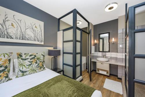 1 dormitorio con cama y lavamanos en Easy Stay - The Vantage Rosebank, en Johannesburgo