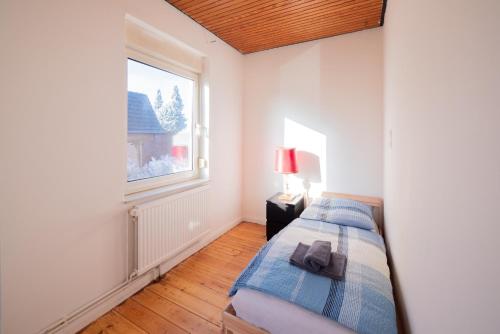 a small bedroom with a bed and a window at Comfortable Apartment in Lauenburg Elbe in Lauenburg