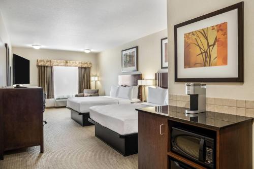 Postel nebo postele na pokoji v ubytování Ramada by Wyndham Lac La Biche