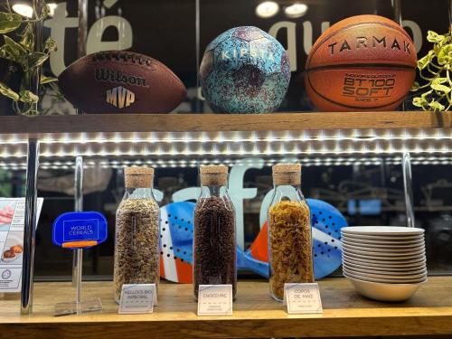 een plank met drie flessen eten en een basketbal bij Ibis Budget Madrid Alcorcón Móstoles in Alcorcón