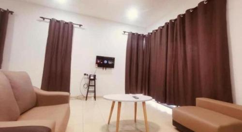 O zonă de relaxare la OYO 90507 Chalet Sumayyah