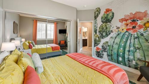 Un dormitorio con una cama y un cuadro de un cactus. en Kaleidoscope by AvantStay Colorful Escape Pool, en Indio