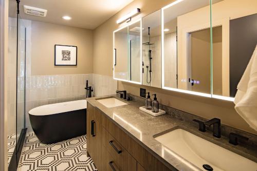 Un baño con dos lavabos y una bañera. en Newly Renovated 4BR 3BA in Aspen's Core, en Aspen