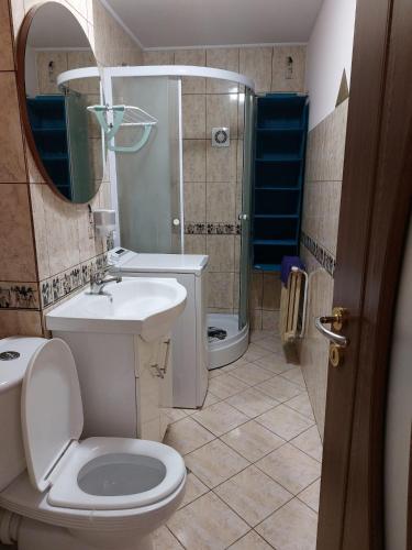 un bagno con wc, lavandino e doccia di Glow Sahara a Focşani
