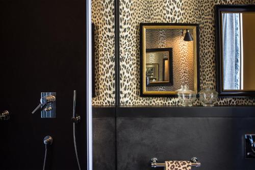 Velona's Jungle Luxury Suites tesisinde bir banyo