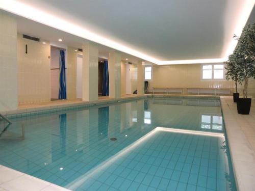 a large swimming pool in a building at Allgäuer Bergerlebnis mit Hallenbad in Fischen