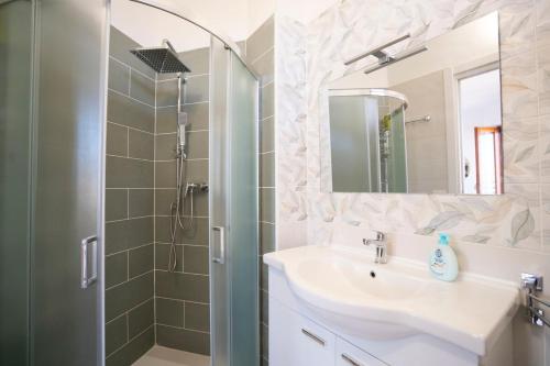 a bathroom with a sink and a shower at Villa Acquamarina per Gruppi e Famiglie a Capo Vaticano Costa degli Dei in Santa Maria