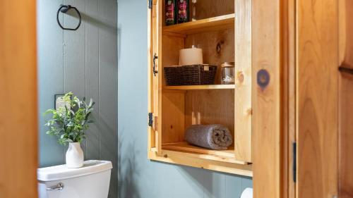 Fotografie z fotogalerie ubytování Arrowhead Lake Retreat by AvantStay Shared Pool Game Room Firepit v destinaci Arrowhead Lake