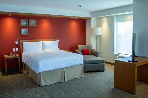 Ένα ή περισσότερα κρεβάτια σε δωμάτιο στο Hampton by Hilton Guadalajara Expo