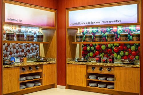 uma loja com exposição de frutas e vegetais em Hampton by Hilton Guadalajara Expo em Guadalajara