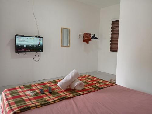 Ένα ή περισσότερα κρεβάτια σε δωμάτιο στο RoomStay Changloon Berhawa Dingin dan Privasi Penuh