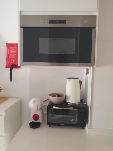 Dapur atau dapur kecil di Benalbeach Loft Garden and Sea View