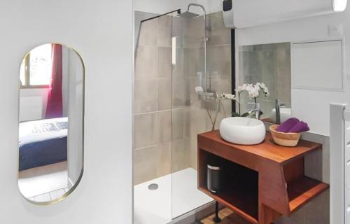 a bathroom with a sink and a mirror at Béthune Maison au TOP plein pied calme et rénové, capacité 4 personnes in Béthune