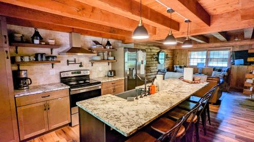 Fotografie z fotogalerie ubytování Hickory Cabin by AvantStay Firepit Hot Tub Game Room Great Location v destinaci Palmerton