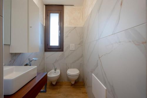 baño con aseo y ventana en Villa Marzla, en Cassano delle Murge