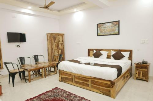 Postel nebo postele na pokoji v ubytování Hotel Yaduraj By Salasar Hospitality