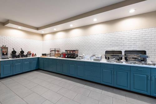 Кухня или мини-кухня в Country Inn & Suites by Radisson, Findlay, OH
