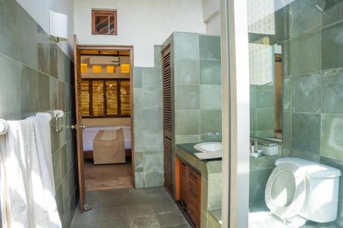 un baño con inodoro y lavabo en Villa Inavni, en Talawatugoda