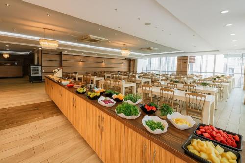 SancakにあるCevaher Hotel & Suıtesのレストランでの果物・野菜のビュッフェ
