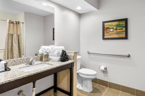 Ένα μπάνιο στο Brentwood Suites Nashville, an Ascend Collection Hotel