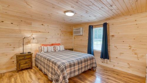 Postel nebo postele na pokoji v ubytování The Rustic Cottage by AvantStay Hot Tub Fire Pit Pool Table 5mins to Town