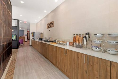 een keuken met een aanrecht met wat eten erop bij Sleep Inn & Suites in Ashland City