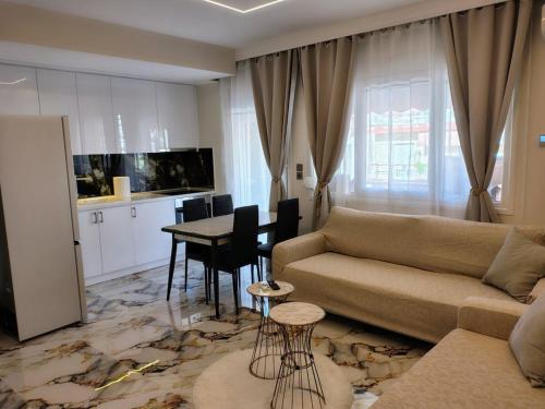 塞雷Modern central apartment的带沙发和桌子的客厅