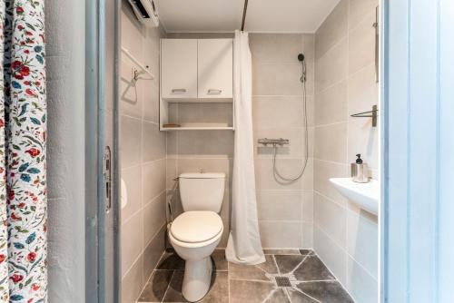 a small bathroom with a toilet and a sink at La Ruche des Abeilles in Avignon