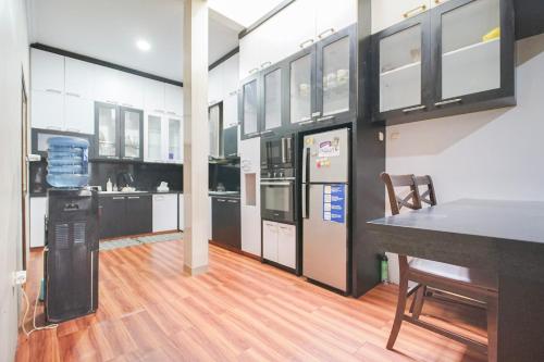 Η κουζίνα ή μικρή κουζίνα στο Fasco Palagan D2 Homestay Jogja