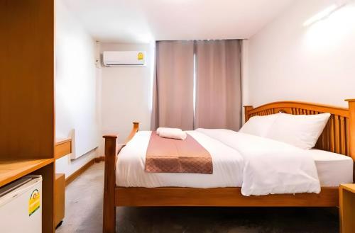 a bedroom with a bed with white sheets at XX GO INN Khaosan Road BKK - โก อินน์ ถนนข้าวสาร กรุงเทพ in Bangkok