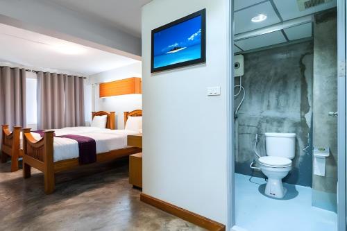 a hotel room with a bed and a toilet at XX GO INN Khaosan Road BKK - โก อินน์ ถนนข้าวสาร กรุงเทพ in Bangkok