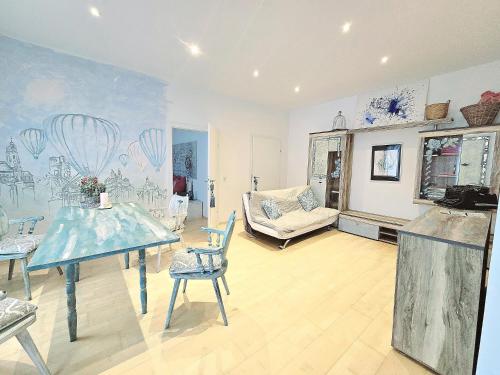 a living room with a table and chairs at Kunst Apartment im Schwalbenhaus in Spitz