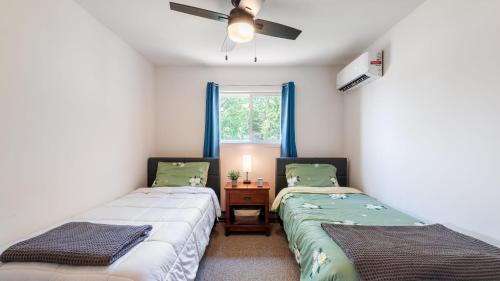 Ένα ή περισσότερα κρεβάτια σε δωμάτιο στο The Lake Life by AvantStay Lakefront View Hot Tub