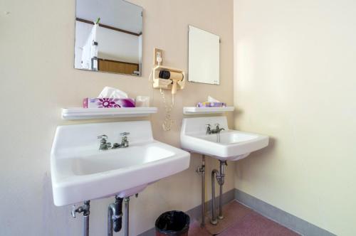 a bathroom with two sinks and a mirror at Yaki no Yu - Vacation STAY 29804v in Takayama