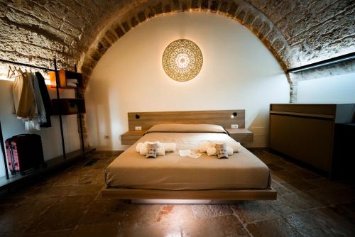 a bedroom with a bed with three stuffed animals on it at Myra Bari Bed & Spa in Bari