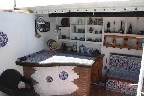 Una habitación con un mostrador de piedra con cerámica en la pared. en Villa Celeste, en Velilla