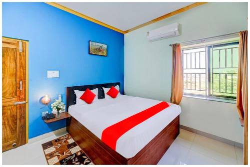 Ένα ή περισσότερα κρεβάτια σε δωμάτιο στο HOTEL G-D PREMIUM BHUBANESWAR - Air conditioned - free wifi & parking service available - Near Temple - A Top Rated Hotel