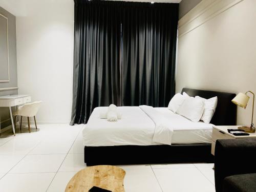 Postel nebo postele na pokoji v ubytování KLCC Chamber Suites